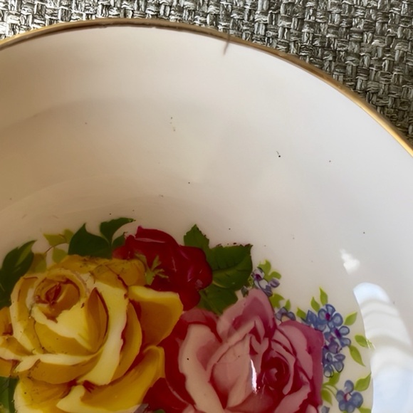 Vintage Queen Anne Gold-Trimmed Teacup and Saucer Set - Picture 9 of 9